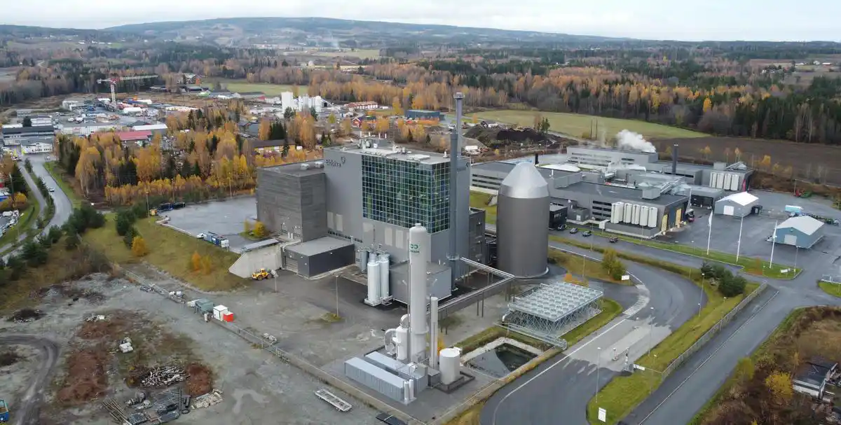 Trehjørningen varmeanlegg i Hamar med energifasiliteter omgitt av industri og høstlandskap.
