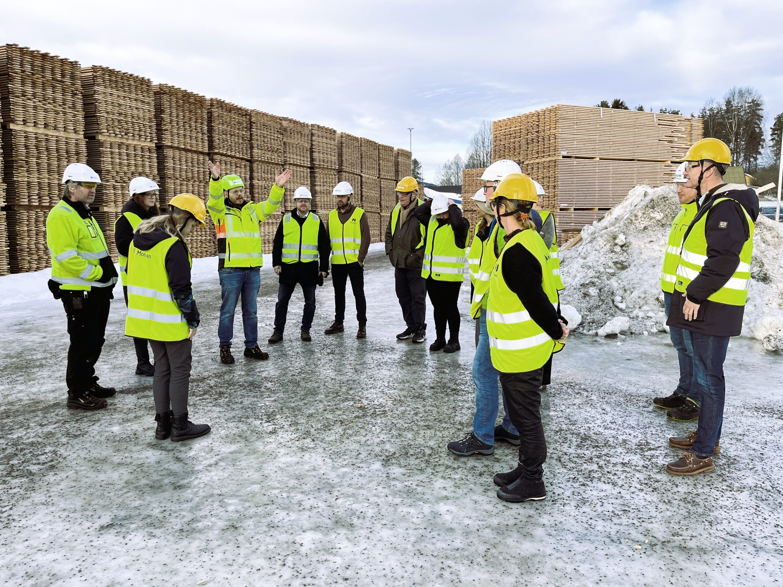 Gruppebilde fra besøket til Moelven
